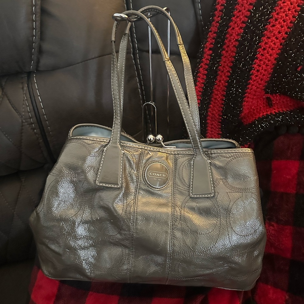 Coach Silver Patent Leather Carryall SignatStitch Handbag With Kisslock EUC 2010